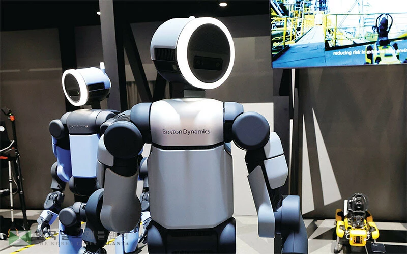  6일 라스베가스에서 개막한 ‘CES 2026’에서 현대차그룹이 차세대 전동식 휴머노이드 로봇 ‘아틀라스’를 공개했다. 아틀라스는 AI 두뇌를 달아 스스로 학습한다. [로이터]