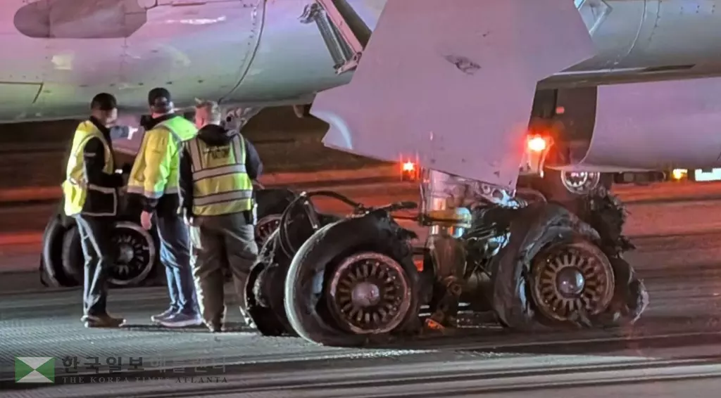 애틀랜타 공항 정비사들이 착륙 도중 터진 여객기 타이어를 살피고 있다.<사진=11얼라이브 뉴스=승객제공>