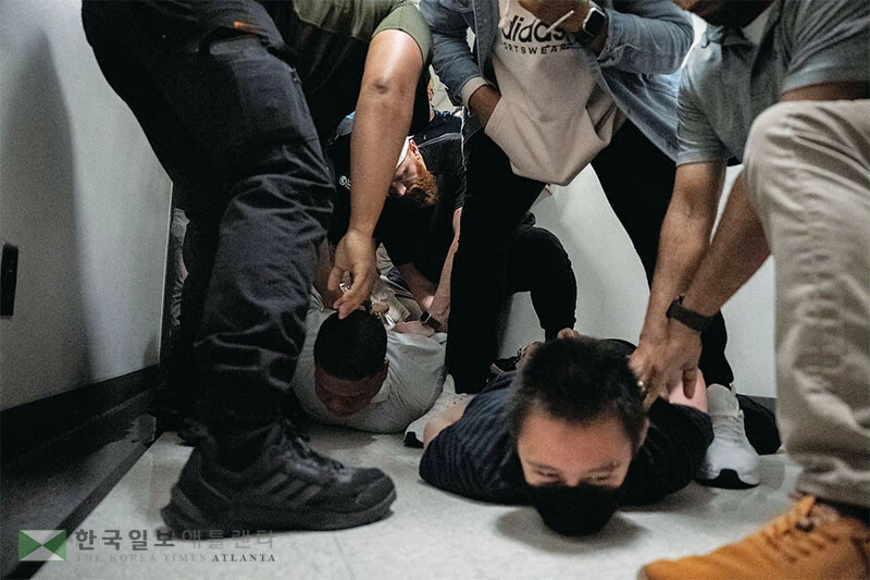  ICE 요원들이 이민자들을 바닥에 엎드리게 한 채 체포하는 모습. [로이터]