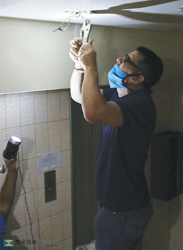  전기, 배관 및 건물 구조 업그레이드 등은 집주인 함부로 손대면 안 되는 공사 항목이다. [로이터]