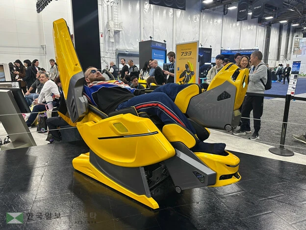 2026 CES에 참가한 바디프렌드 733 제품을 관람객들이 체험하고 있다. 