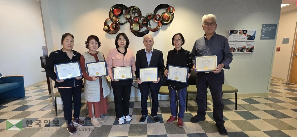 2025년 4월 한인노인회 시민권반 수료자들.