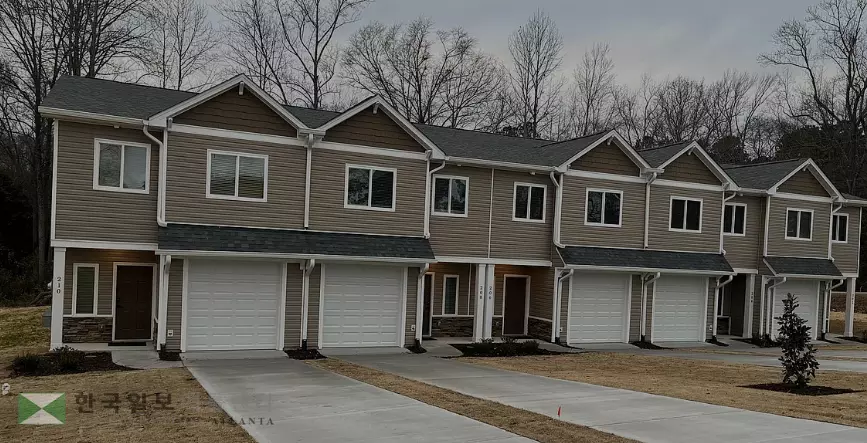 메트로 애틀랜타 주요 5개 카운티 임대주택의 11%는 상위 3개 헤지펀드가 소유하고 있는 것으로 드러났다. 렌트 매물로 나온 귀넷의 한 타운홈 단지.<사진=질로우닷컴>