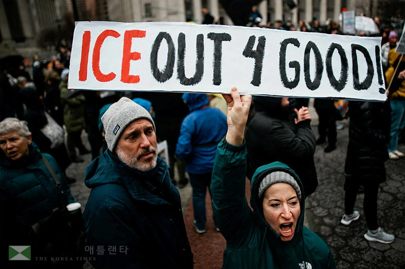  뉴욕 맨해튼에서 10일 열린 이민세관단속국(ICE) 항의 시위에서 한 여성이 ‘ICE 영구 퇴출’을 요구하는 피켓을 들고 있다. [로이터]