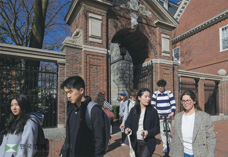 매년 수천 명의 학생들이 아이비리그, 명문 리버럴 아츠 칼리지, 상위권 공립대 등 경쟁력 있는 대학으로 편입에 성공한다. 편입 준비는 신입생 지원보다 장기적 안목과 치밀한 전략 등이 필요하다. [로이터]