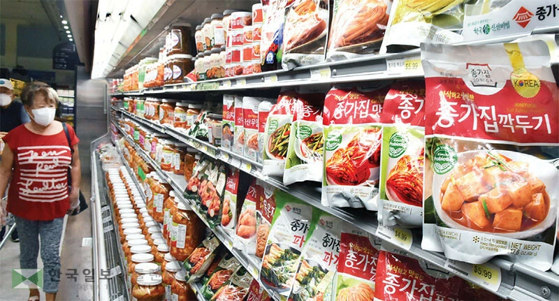  김치가 연방정부의 식단 지침에 처음 포함되며 수요가 급등할 것으로 기대된다. 한인마켓에 김치 제품들이 전시돼 있다. [박상혁 기자]