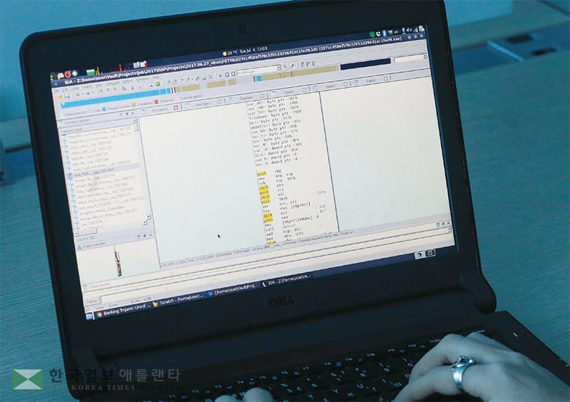  개인정보가 다크웹에 유출됐다는 통보를 받았다면, 큰 피해로 이어질 수 있기 때문에 서둘러 적절한 조치를 취하는 것이 안전하다. [로이터]