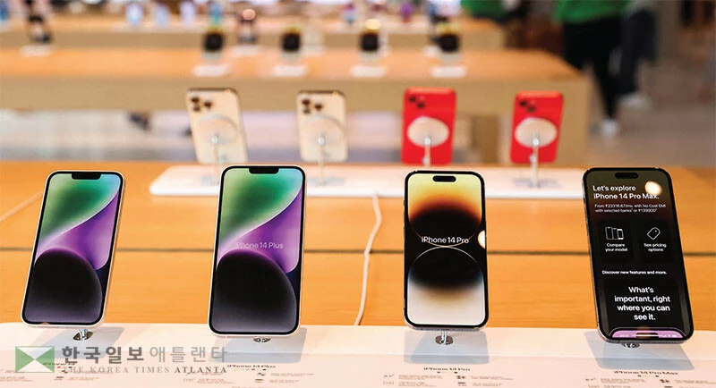  각종 요금이 슬금슬금 오르고 있지만 오르는지도 모를 때가 많다. 올해를 통신비와 각종 구독 서비스를 점검해 불필요한 지출을 줄이는 해로 삼아야 겠다. [로이터]