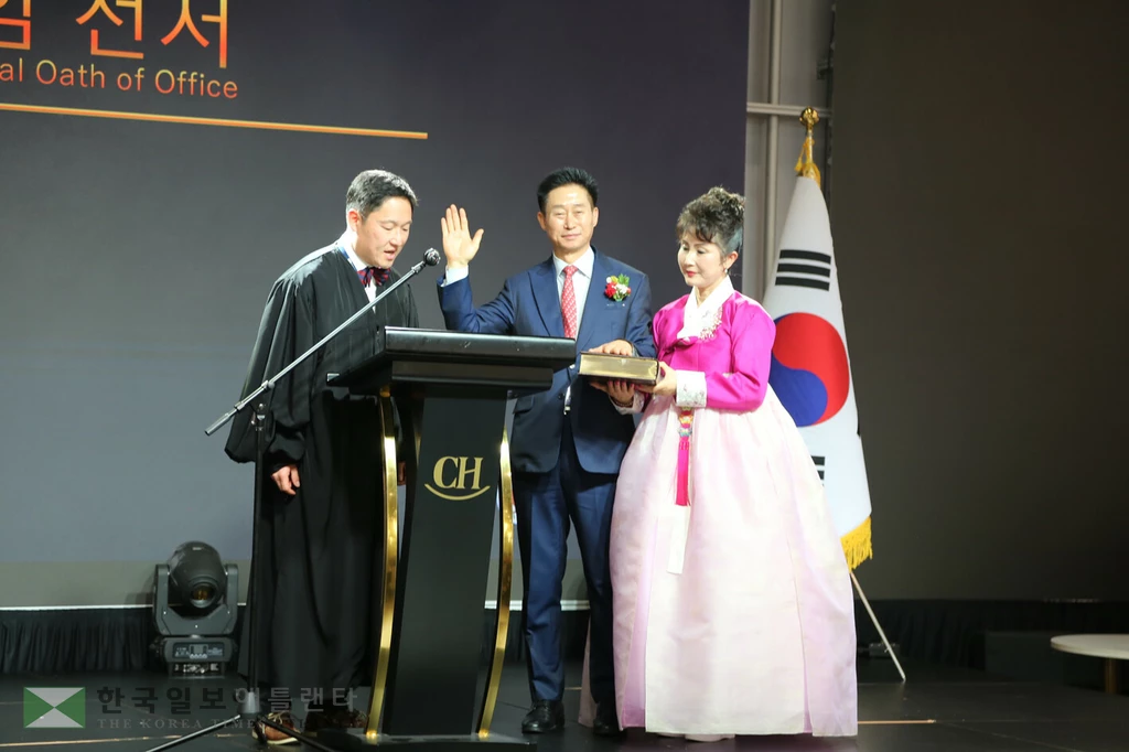 서정일 총회장이 9일 제31대 임기를 시작하며 도널드 리 귀넷카운티 판사 앞에서 성경책에 손을 얹고 취임선서를 하고 있다.