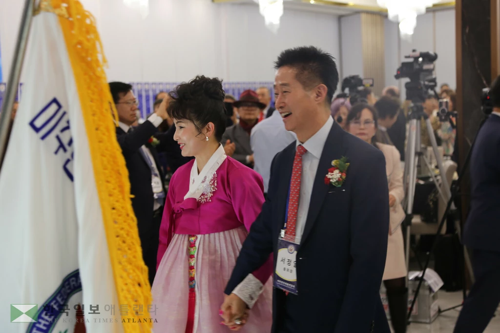 입장하는 서정일 총회장 부부