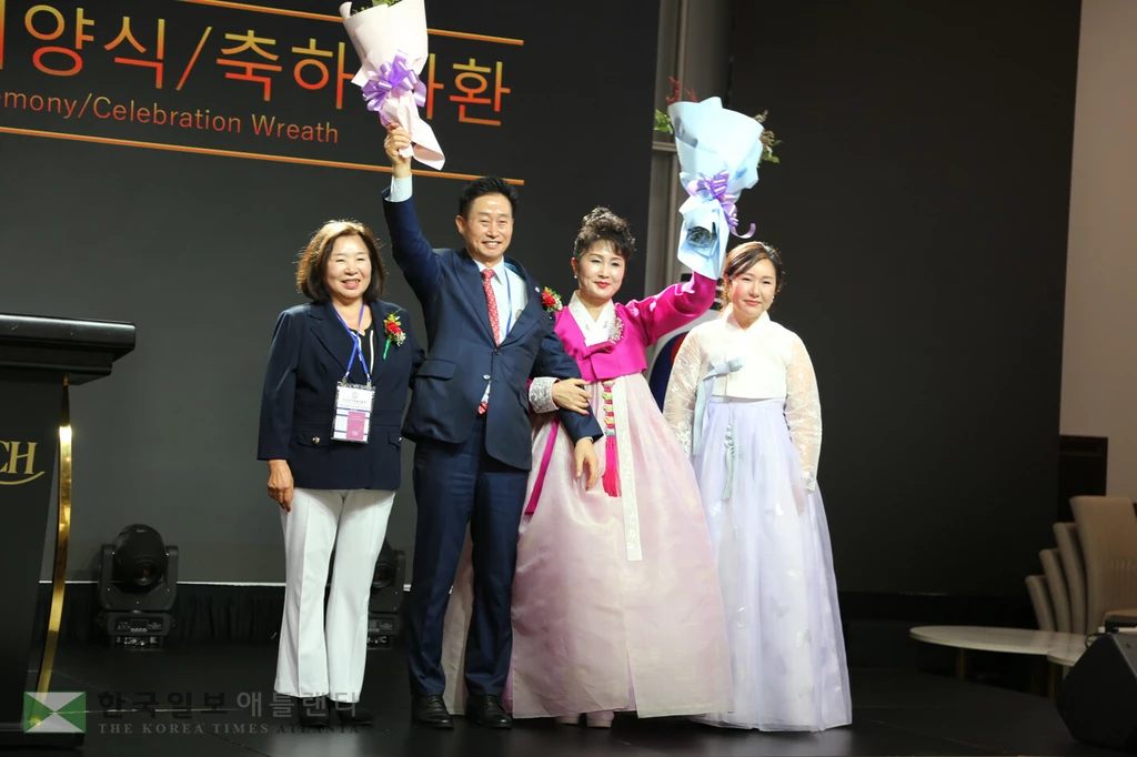 축하 꽃다발을 받은 서정일 총회장 부부 