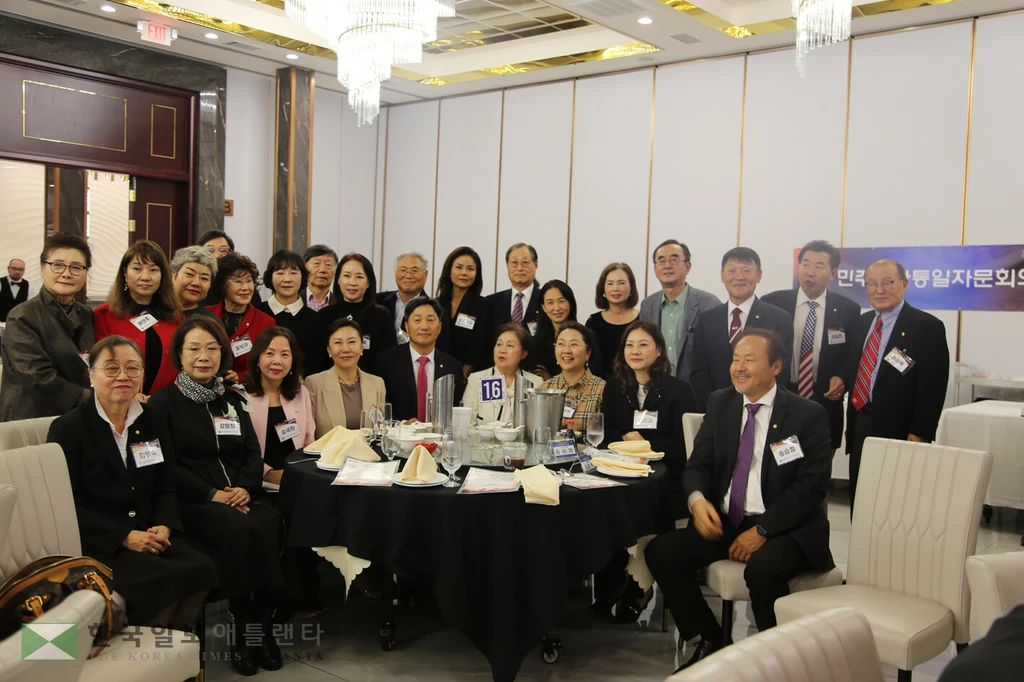 민주평통 회원들.