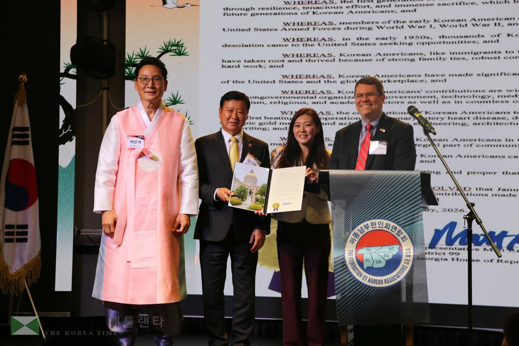 홍수정, 맷 리브스 주하원의원이 박은석 회장과 김기환 회장에게 주정부의 미주한인의 날 기념 선포문을 전달하고 있다.