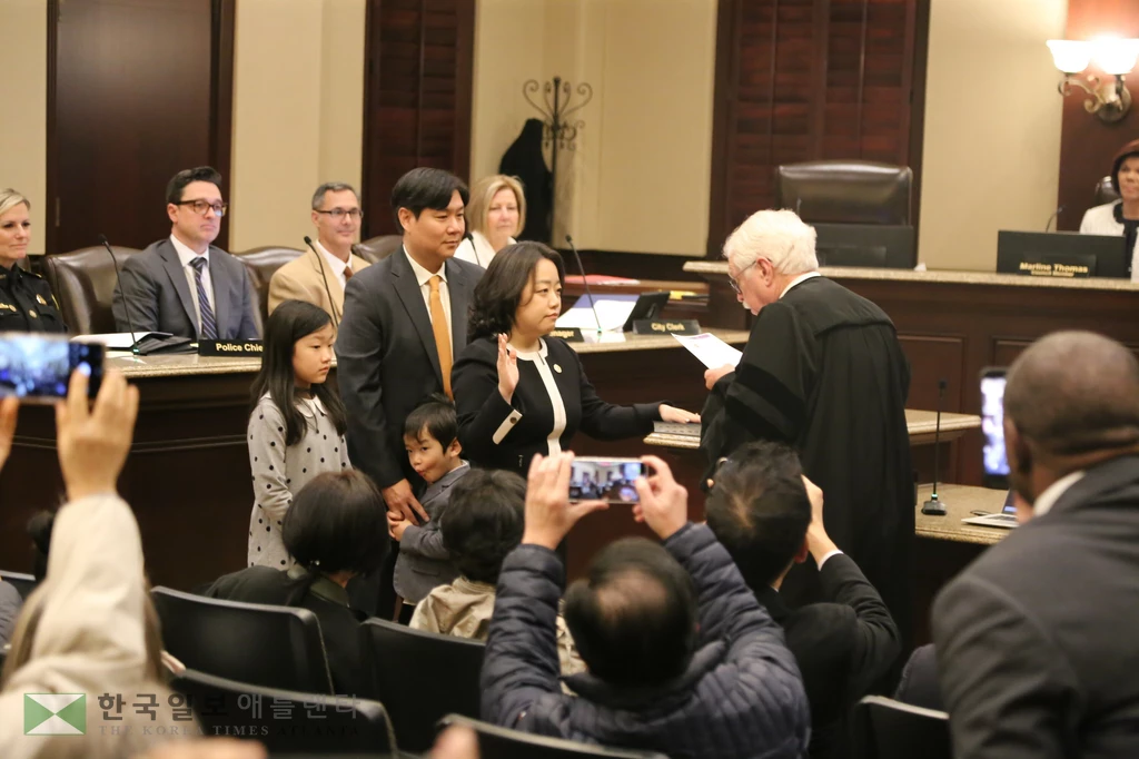 사라 박 둘루스 시의원이 12일 찰스 바렛 판사 앞에서 취임선서를 하고 있다.