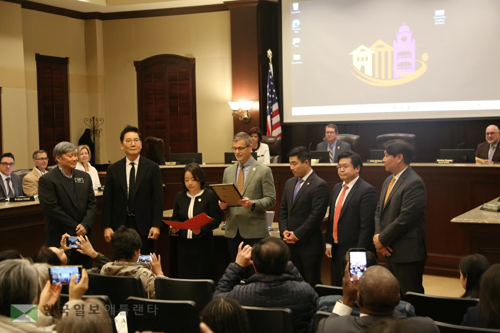 둘루스 그렉 휘트락 시장이 시 미주한인의 날 결의안을 선포하고 있다.