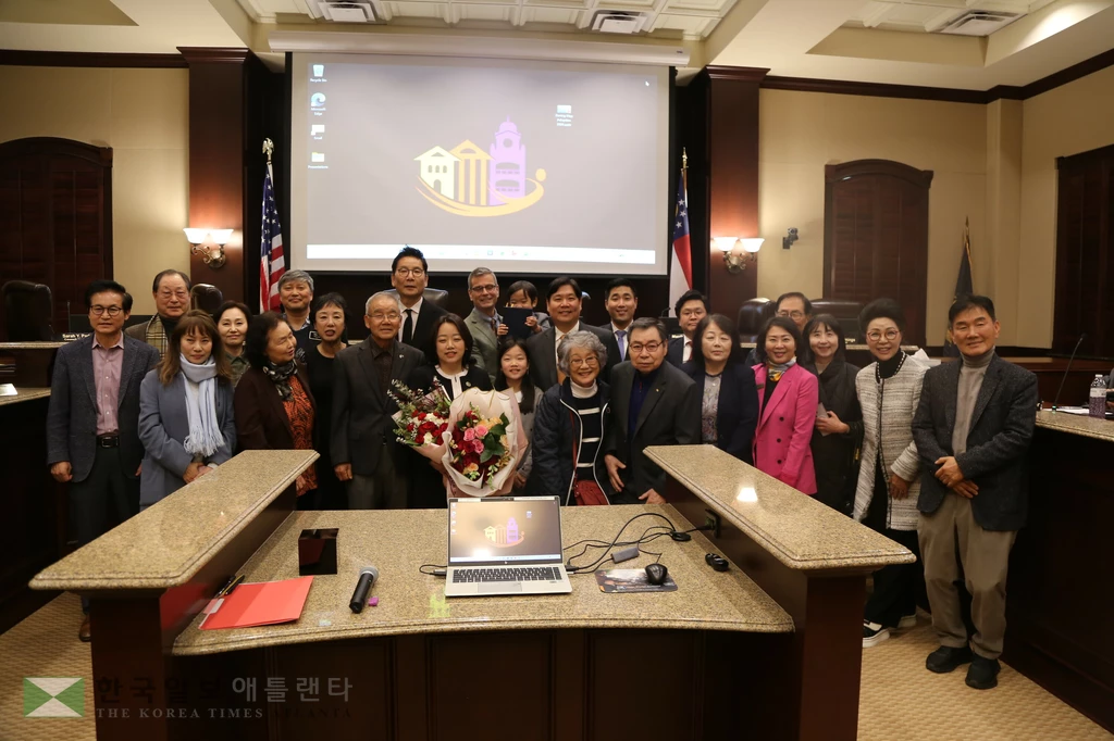 취임 선서 후 함께한 축하객들.