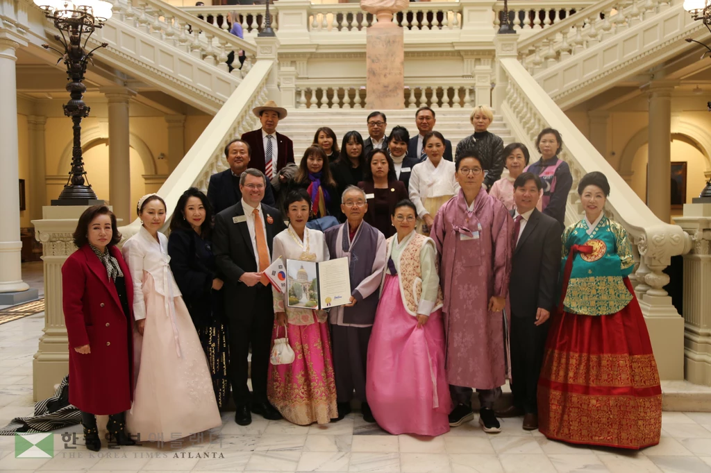 결의안 채택 후 애틀랜타한인회, 민주평통 관계자 등이 함께 했다.