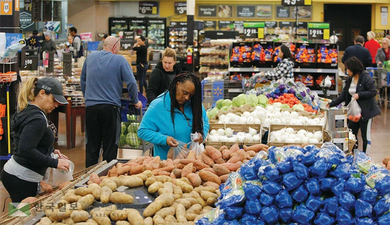 트럼프 행정부의 관세 정책에도 불구하고 소비자물가가 크게 오르지 않아 미 경제에 안도감을 주고 있다. [로이터]