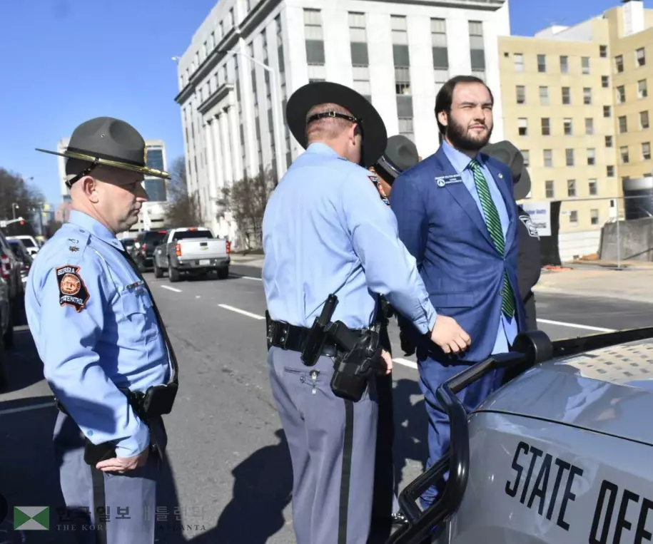 올해 주의회 통과 첫 법안 발의자인 무어 주상원의원이 지난해 1월 하원 출입과정에서 발생한 물리적 충돌로 경찰에 체포되고 있다.<사진=조지아 레코더지>