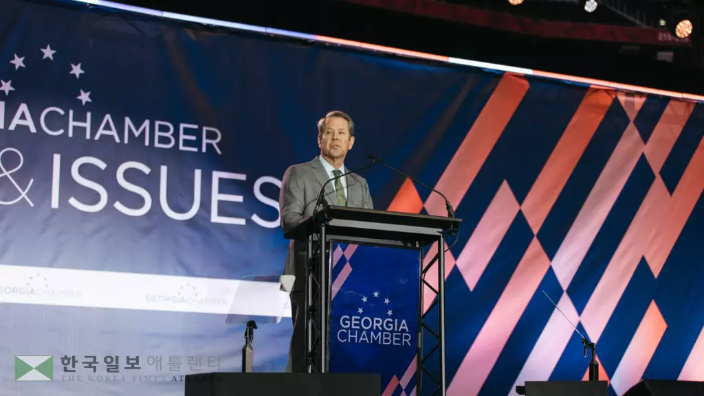 브라이언 켐프 주지사가 14일 메르세데스-벤츠 스타디움에서 열린 조지아 상의 연례 에그스 앤 이슈(Eggs & Issues)조찬행사에서 연설하고 있다.<사진=조지아 상의 제공> 