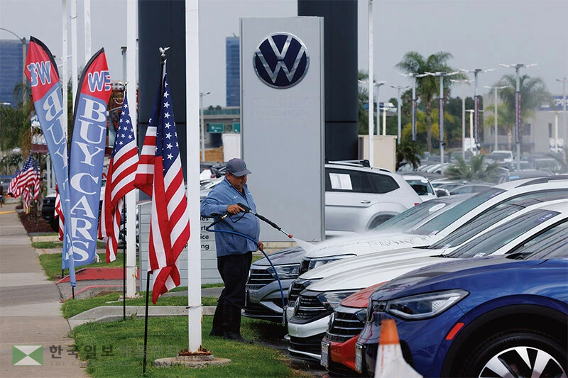  자동차 가격이 천정부지로 상승하자 100개월짜리 초장기 자동차 대출까지 등장하는 등 자동차 시장이 요동치고 있다. 캘리포니아의 한 자동차 딜러 매장 전경. [로이터]