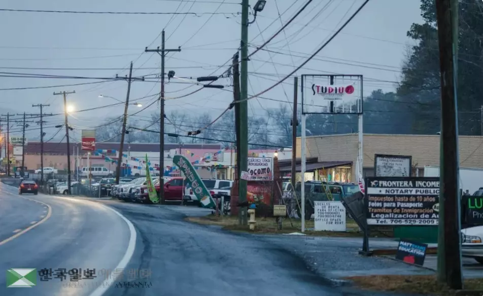 카펫을 포함한 다양한 종류의 업체들이 몰려 있는 달톤의 한 거리 모습. <사진=NPR>