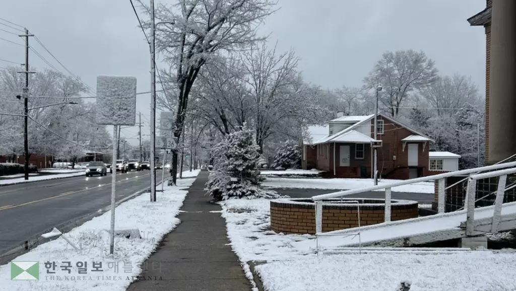 18일 오전 버츠 카운티 잭슨시의 눈 내린 거리 모습.<사진=11얼라이브 뉴스>