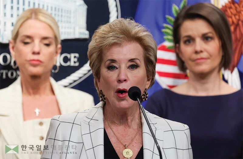  신규 학자금 대출 상환 계획에 따라, 잔액이 탕감되는 기존 20~25년에서 30년 이후로 늘어나게 된다. 사진은 린다 맥마흔 연방 교육부 장관이 교육 정책을 발표하는 모습. [로이터]