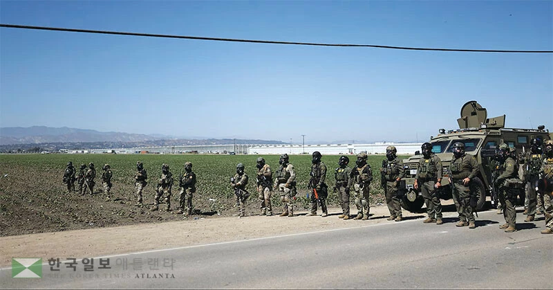  지난해 카마리요 농장 지역에서 연방 이민당국이 장갑차와 중무장 요원들을 동원해 이민 단속을 펼치는 모습. [로이터]