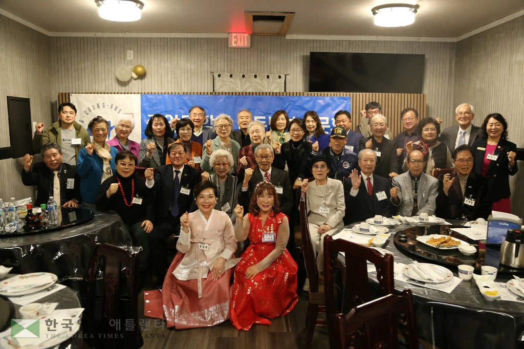 지난 17일 둘루스 왕서방에서 열린 중앙대 미동남부 동문회 신년하례회 참석자들이 한자리에 모였다.