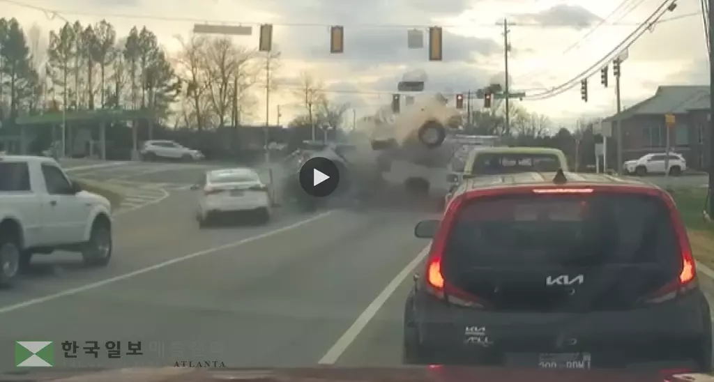 블랙박스(대시캠)에 찍힌 사고 순간 영상. SUV가 고속으로 질주하며 정지 중이던 앞 차량을 들이 받고 있다,<사진-11뉴스 얼라이브>