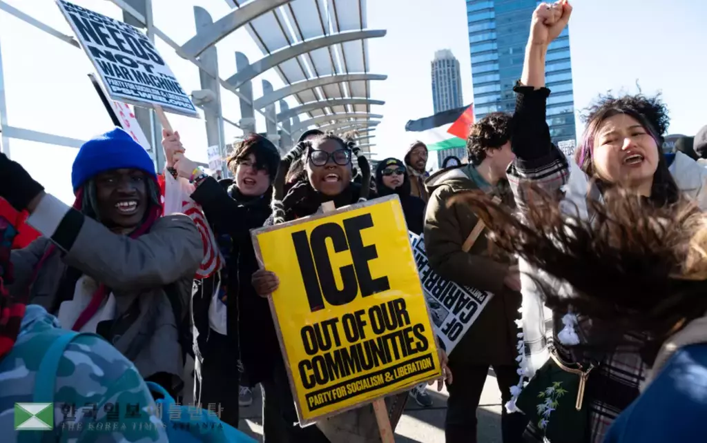 이달 11일 미드타운에 벌어진 'CE OUT'시위 모습. 20일 벌어진 'WALK OUT'시위에는 고교생까지 합세했다.