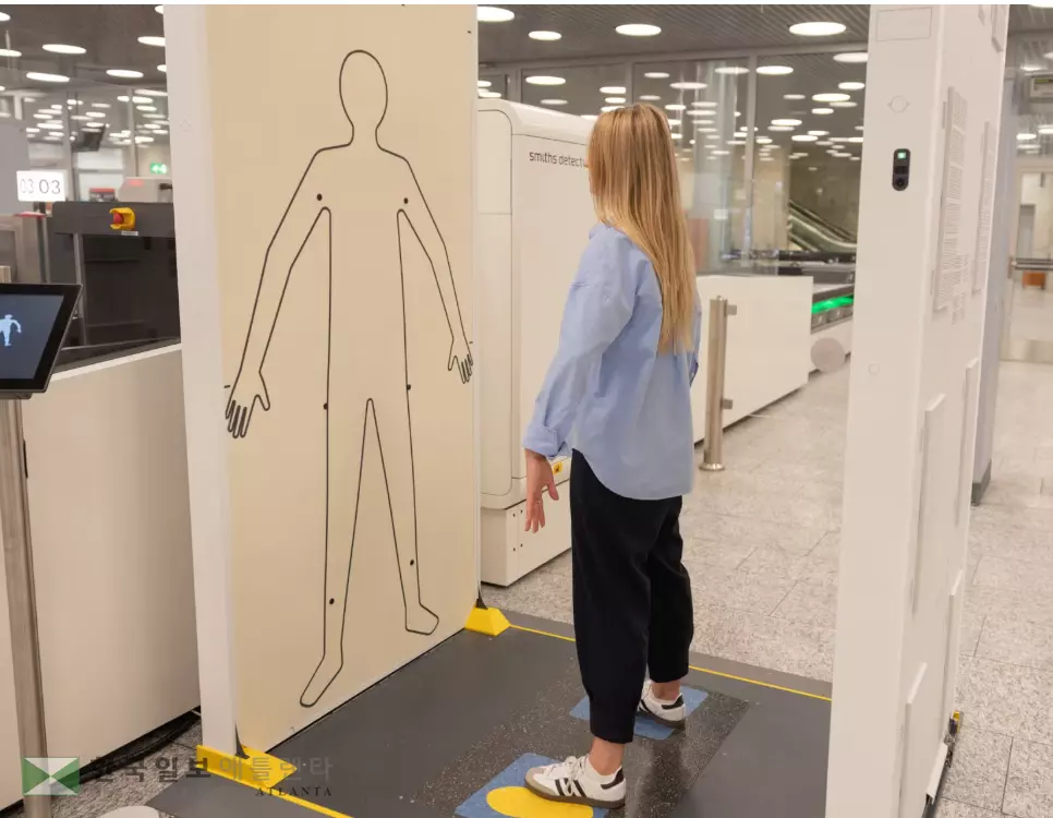 애틀랜타 공항이 현재 도입 교체 중인 자동 전신 스캐너 검색 장치. 교체 작업이 완료되면 검색시간이 크게 단축될 것으로 기대되고 있다,<사진=로드 앤 스와츠사>