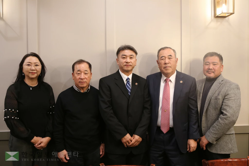 내달 7일 출범하는 동남부한인상공회의소연합회 임원들. 왼쪽부터 유은희 사무국장, 조경구 수석부회장, 지상학 기획부회장, 신동준 회장, 유민족 회장 특보.