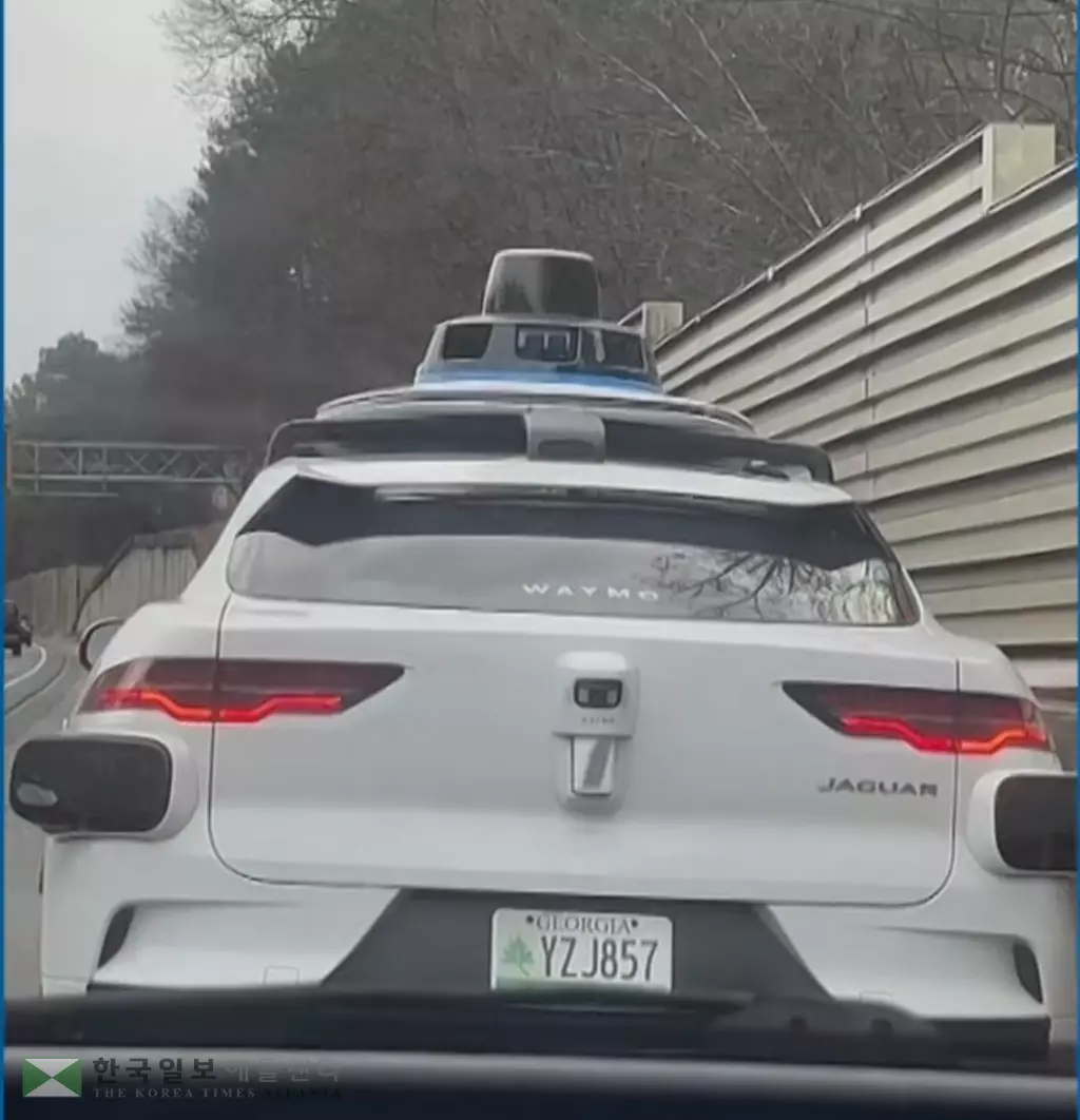 화제의 틱톡 동영상, I-75에서 웨이모와 추돌사고를 일으킨 여성 운전자는 경찰이 사고 처리하는 동안 1시간 넘게 차 안에 앉아 있었다고 말했다.<사진=틱톡 영상 캡쳐>