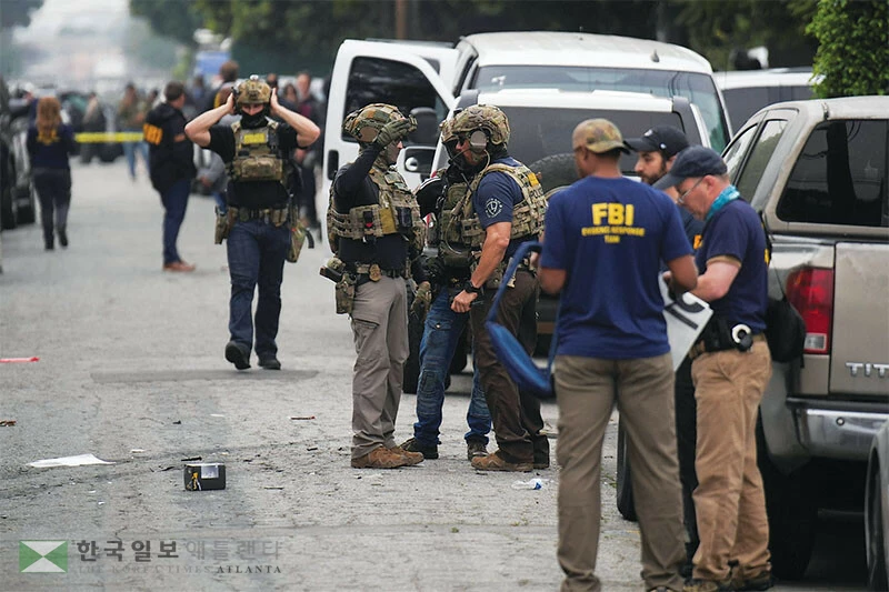  21일 이민 단속 요원의 총격이 발생한 사우스 LA 윌로우브룩 지역에서 연방수사국(FBI) 등이 조사를 벌이고 있다. [로이터]