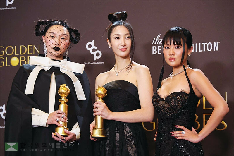 지난 11일 열린 골든글로브 시상식에서 주제가상 트로피를 든 이재(가운데) 등 케데헌 ‘골든’의 가수들. [로이터]