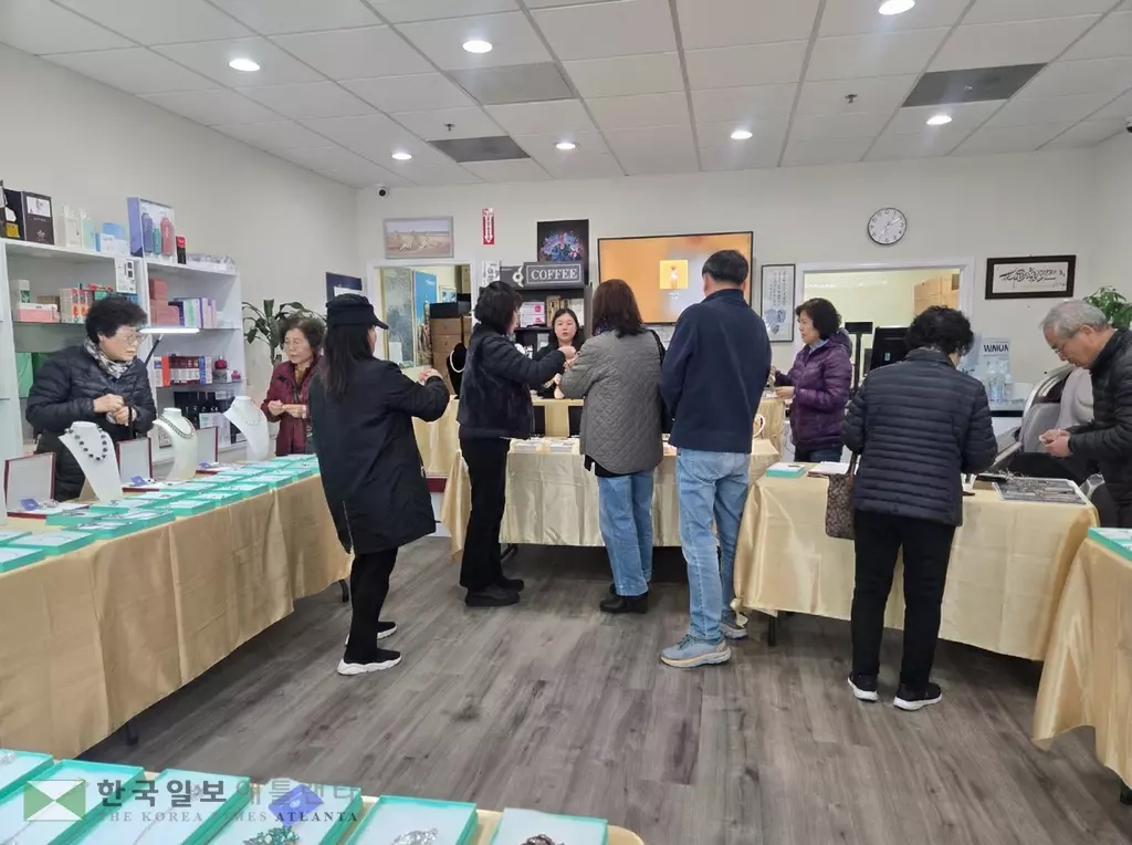 반지천국 보석쇼에 많은 사람들이 몰려 보석을 구매하고 있다.