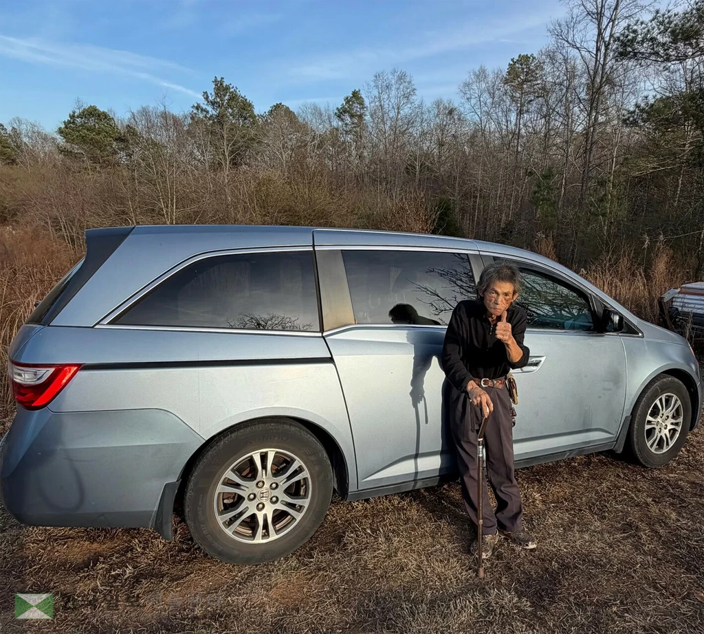 화재 피해를 당한 김정환 씨와 전달된 밴 차량. <사진=한인회>