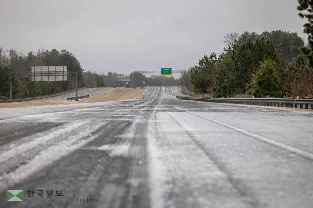 25일 오후 1시부터 6시 사이에 우리 지역에 또 한 차례 '어는 비(freezing rain)'가 내릴 것으로 예상됩니다. 이로 인해 얼음이 더 쌓이게 되어, 오늘 하루 종일은 물론 월요일로 이어지는 밤새 도로 상황이 매우 위험할 것으로 보인다.<귀넷 페이스북>