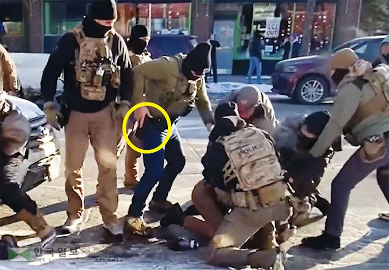  지난 24일 미니애폴리스에서 연방 국경순찰대 요원들이 시민권자 남성을 제압하는 장면이 담긴 동영상. 요원 중 1명이 권총을 뽑는 장면(노란 원안)이 보이는 가운데 직후 10여발의 총격이 일어났다. [로이터]