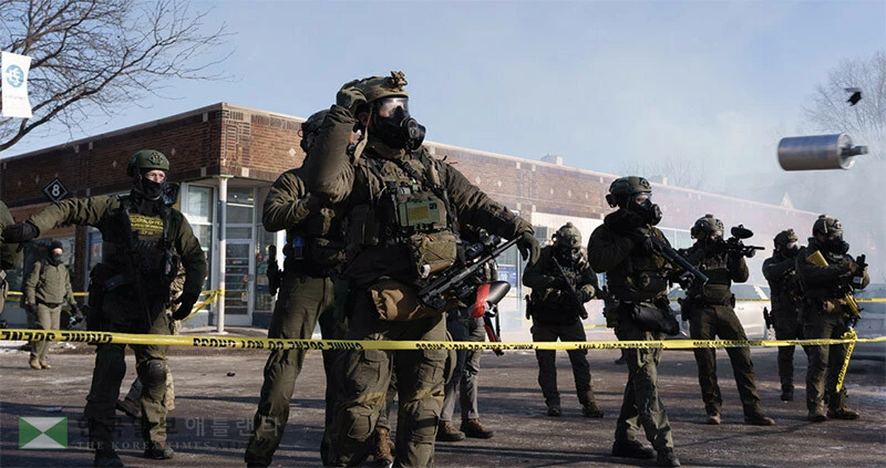  24일 미네소타주 미니애폴리스에서 이민요원 총격에 의한 주민 사망에 항의하는 시위가 계속되는 가운데 연방 요원들이 시위대를 향해 최루탄을 투척하고 있다. [로이터]