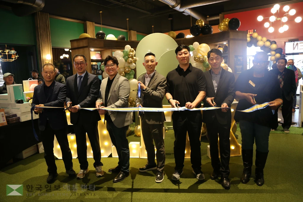 지난 24일 그랜드 오프닝 세레모니 중 주요 귀빈들이 오프닝 테이프 컷을 하고 있다.