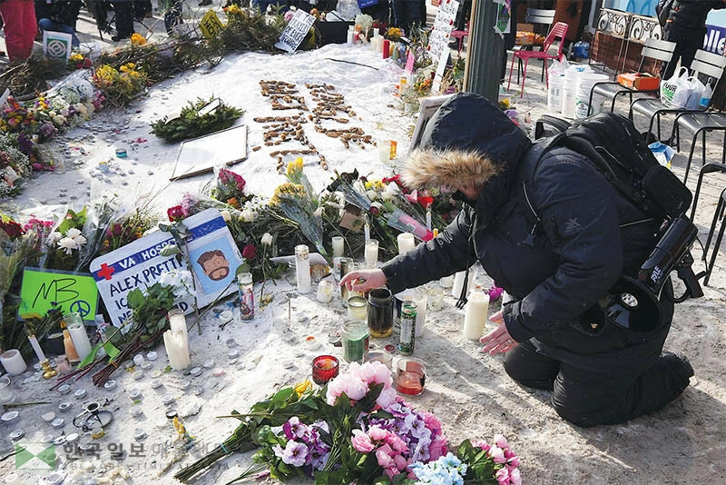  시민권자 알렉스 프레티가 연방요원 총격으로 사망한 미네소타주 미니애폴리스 현장에서 주민들이 그를 추모하고 있다. [로이터]