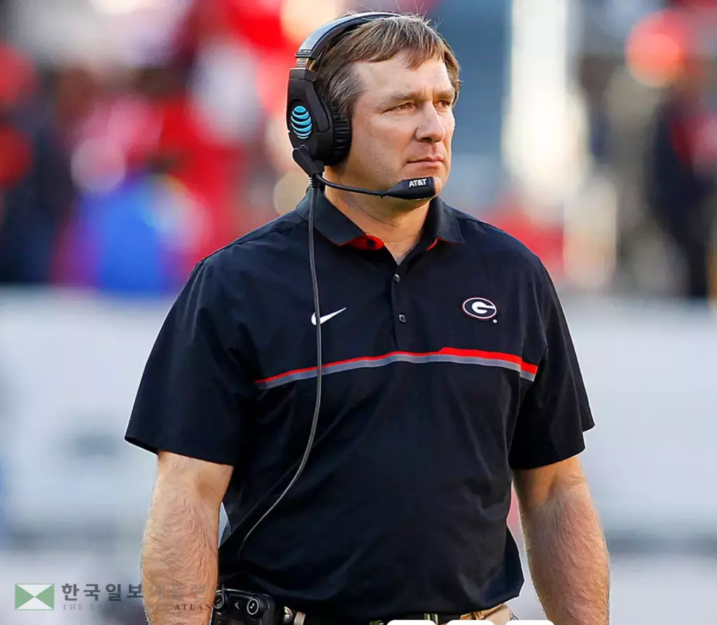 UGA 풋볼팀 감독 커비 스마트, 그의 연봉은 주 및 지방 123개 기관 전 직원 연봉을 한꺼번에 지급할 수 있는 규모다.