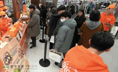 22일 서울 영등포구 여의도동 더' 현대 서울' 지하 2층의 몬트쿠키 팝업스토어 앞에서 소비자들이 두쫀쿠를 사기 위해 줄을 서 있다.<임지훈 인턴기자>