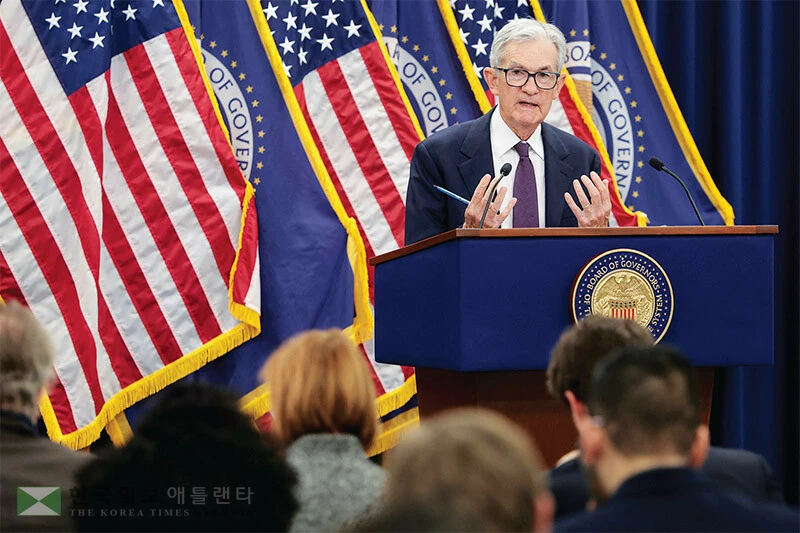  제롬 파월 연준 의장이 28일 연방공개시장위원회(FOMC) 회의가 종료된 후 기자회견을 통해 금리 동결 배경과 올해 경제 전망 등을 설명하고 있다. [로이터]