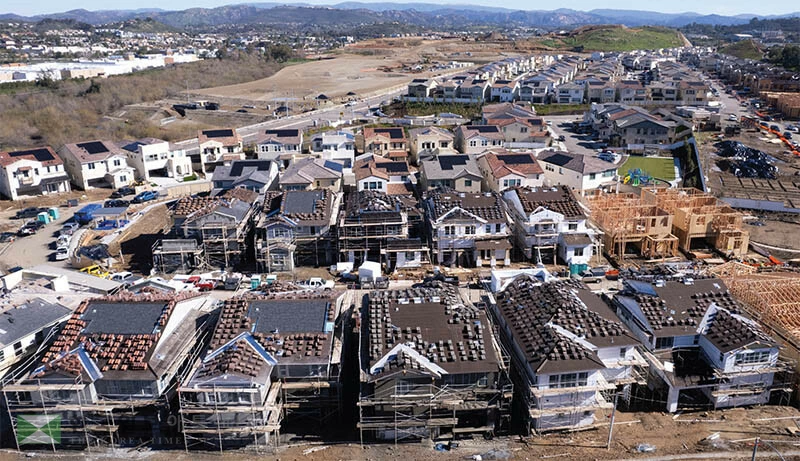  연준의 기준 금리 인하가 주택 공급 측면에서 긍정적이다. 전문가들은 올해 단독주택 건설과 신규 주택 판매 모두 약 1% 정도 증가할 것으로 예상하고 있다. [로이터]