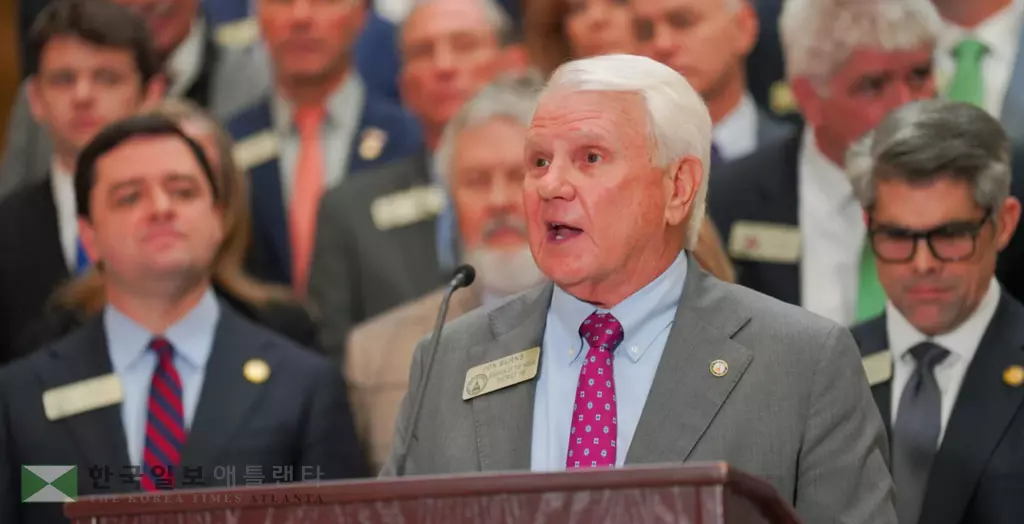 존 번스 주하원의장이 28일 주의사당에서 공화당 소속 주하원의원들이 배석한 가운데 주거용 재산세 폐지 계획을 발표하고 있다.<사진=조지아 공영방송>