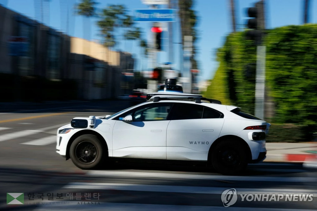 WAYMO-ROBOTAXI/구글의 자율주행 로봇택시 웨이모 차량이 지난 13일 캘리포니아주 로스앤젤레스 도로를 달리고 있다. [로이터=연합뉴스 자료사진]